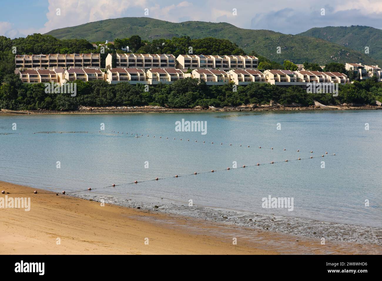 Discovery Bay auf Lantau Island, Hongkong. Tai Pak Beach mit Haibarriere vor Headland Village auf der Seabee Lane. Stockfoto