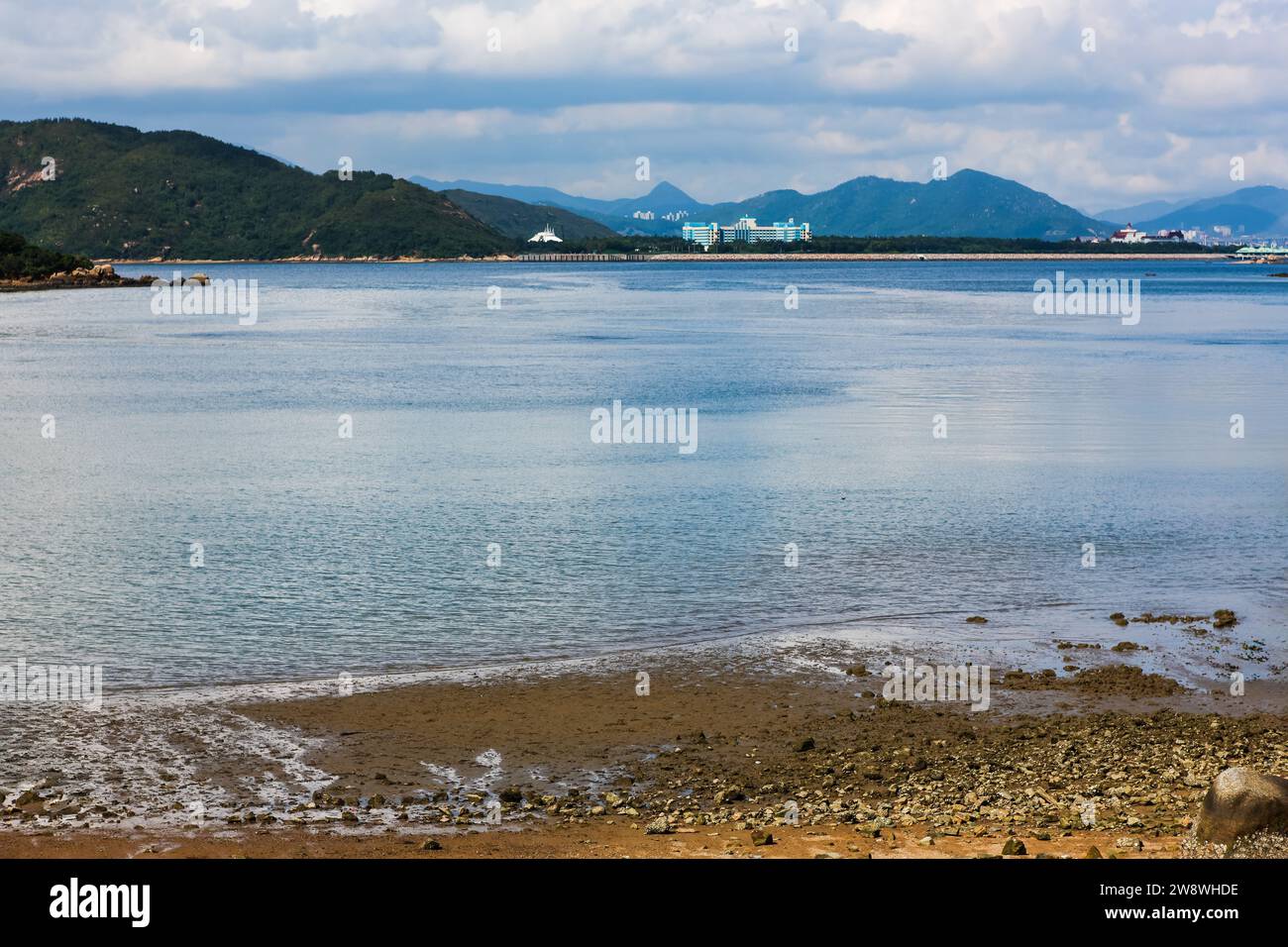 Discovery Bay auf Lantau Island, Hongkong. Riesige Bucht mit Wasser, die sich bis zum Hong Kong Disneyland erstreckt Stockfoto