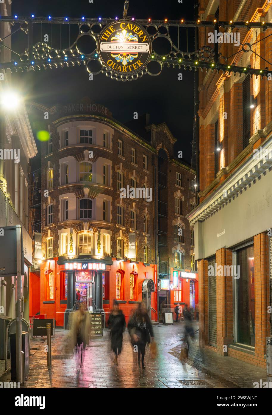 Button Street, Liverpool, Teil des Beatles Cavern Quarter. Bild im Dezember 2023. Das Gebäude geradeaus war früher Probe Records. Stockfoto