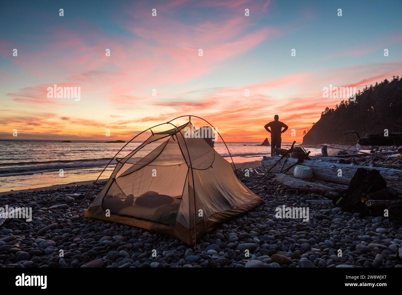 Sonnenuntergang über dem Strand Campingplatz, Olympic National Park Stockfoto