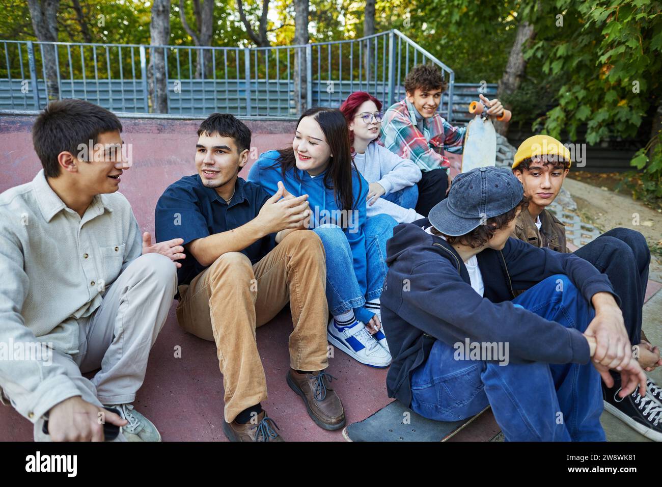 Gruppe von Freunden, die im Skatepark plaudern Stockfoto