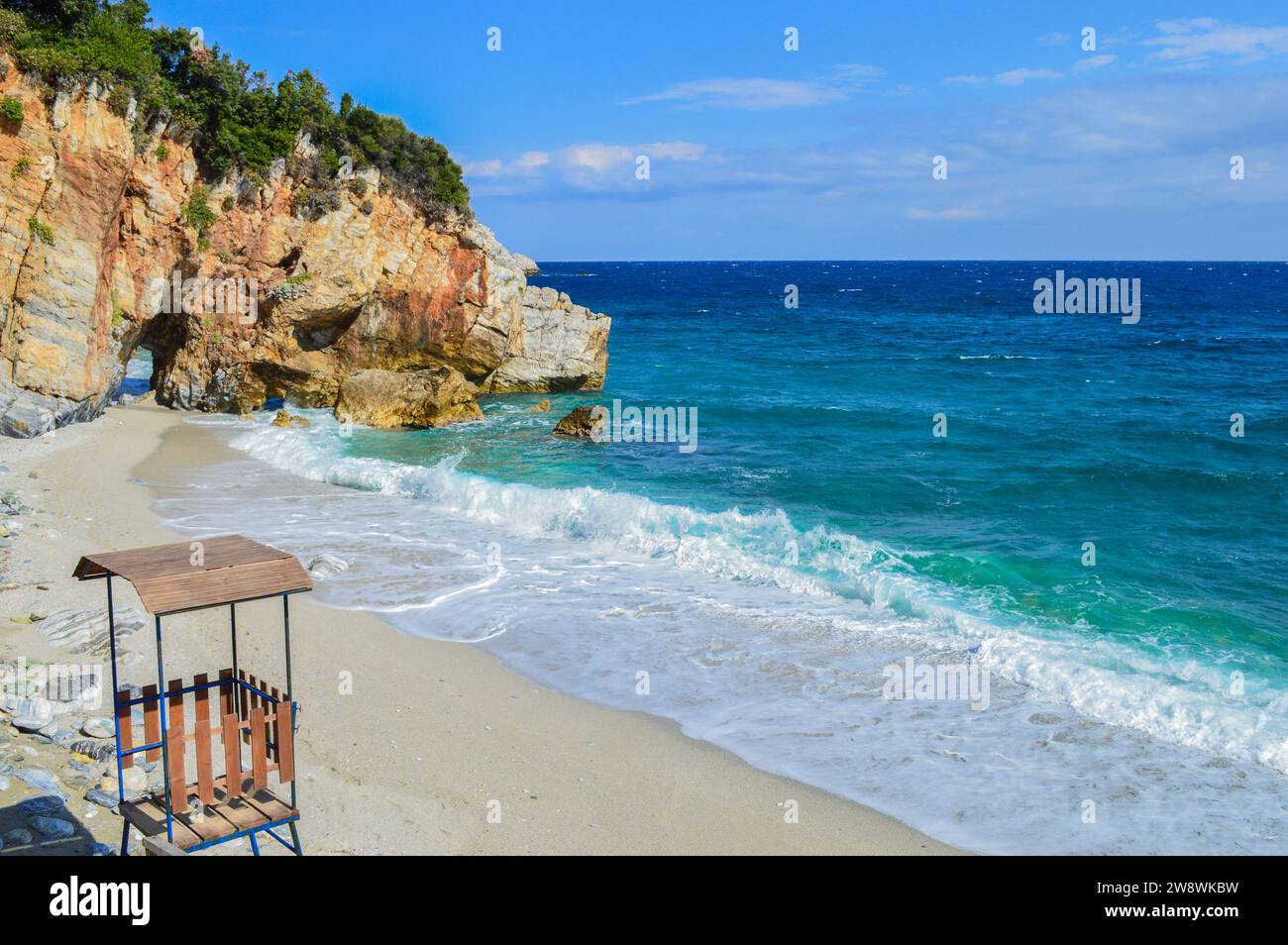 Strand und blaues Meer mit Klippen in Griechenland Stockfoto