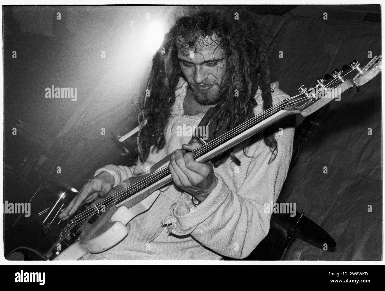 DR. PHIBES AND THE HOUSE OF WAX EQUATIONS, CARDIFF, 1993: Bassist Lee Belsham (1968–2017) der psychedelischen Indie-Rock-Band Dr. Phibes and the House of Wax Equations, die am 5. März 1993 live im Terminal der Cardiff University spielte. Foto: Rob Watkins. BAND INFO: Dr. Phibes and the House of Wax Equations war eine psychedelische Rockband aus Großbritannien. In den späten 80ern und frühen 90ern spielten sie ihre Musik mit experimentellen und eklektischen Elementen. Stockfoto