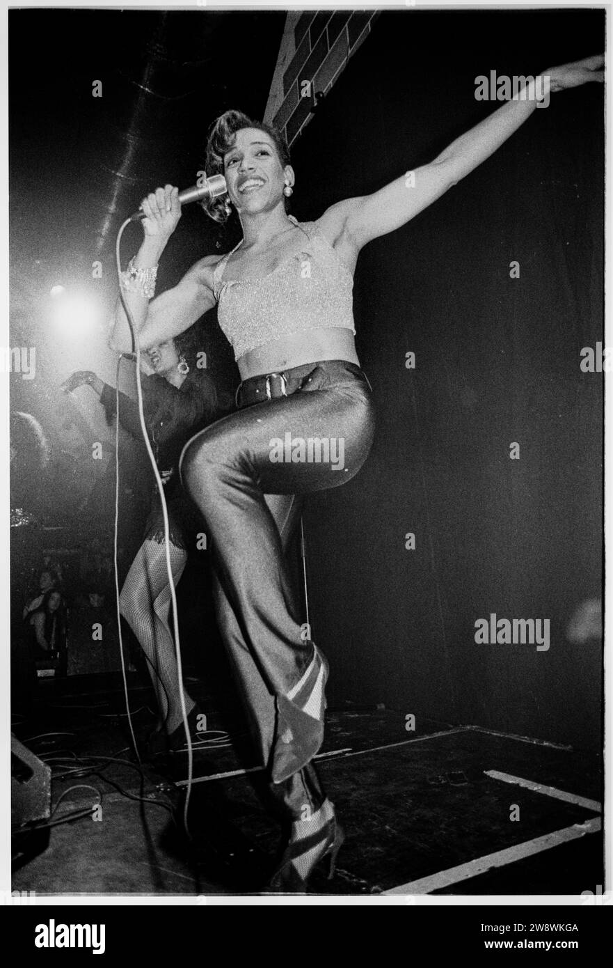 SISTER SLEDGE, CARDIFF, 1993 Sängerin Kathy Sledge von Disco Icons(03)