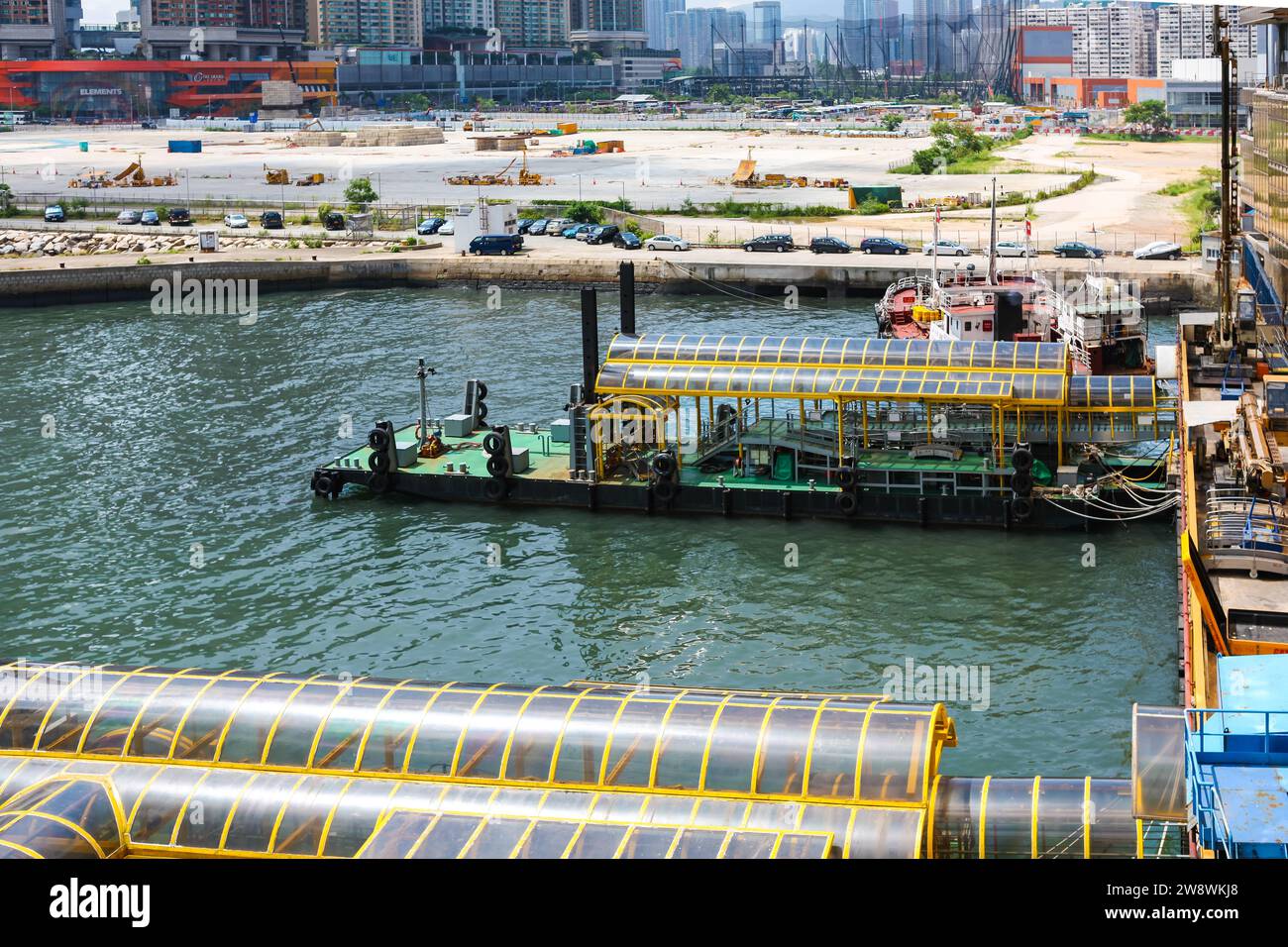 Docks neben dem China Ferry Terminal, Hongkong, und Bauarbeiten der Hong Kong West Kowloon Station. Stockfoto
