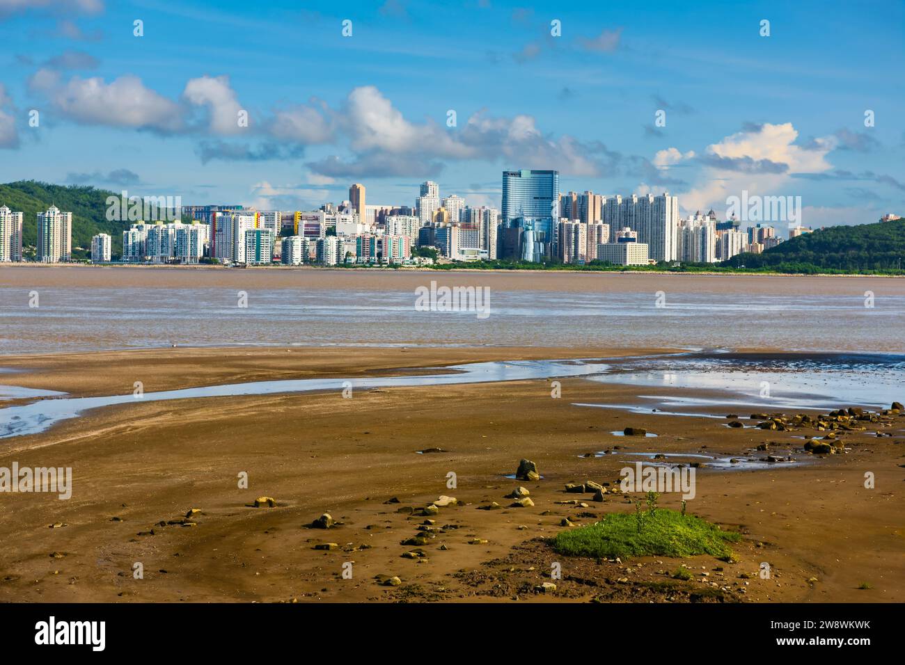 Skyline von Nord-Taipa, Macau, von Süd-Macau bei Ebbe. Stockfoto
