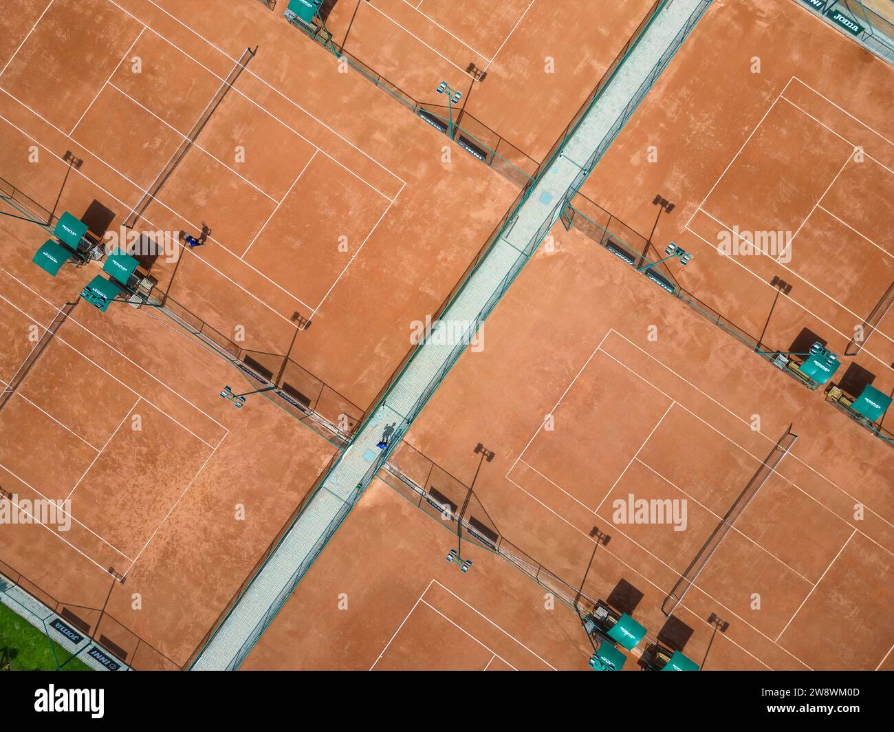 Wunderschöner Blick aus der Luft auf Tennisplätze im privaten Club Stockfoto
