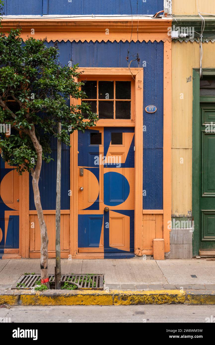 Wunderschöne Aussicht auf die Haustür in Blau und Orange Stockfoto