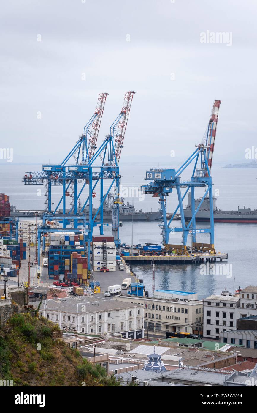 Wunderschöner Blick auf die Schiffsindustrie Kräne und Militärboote Stockfoto