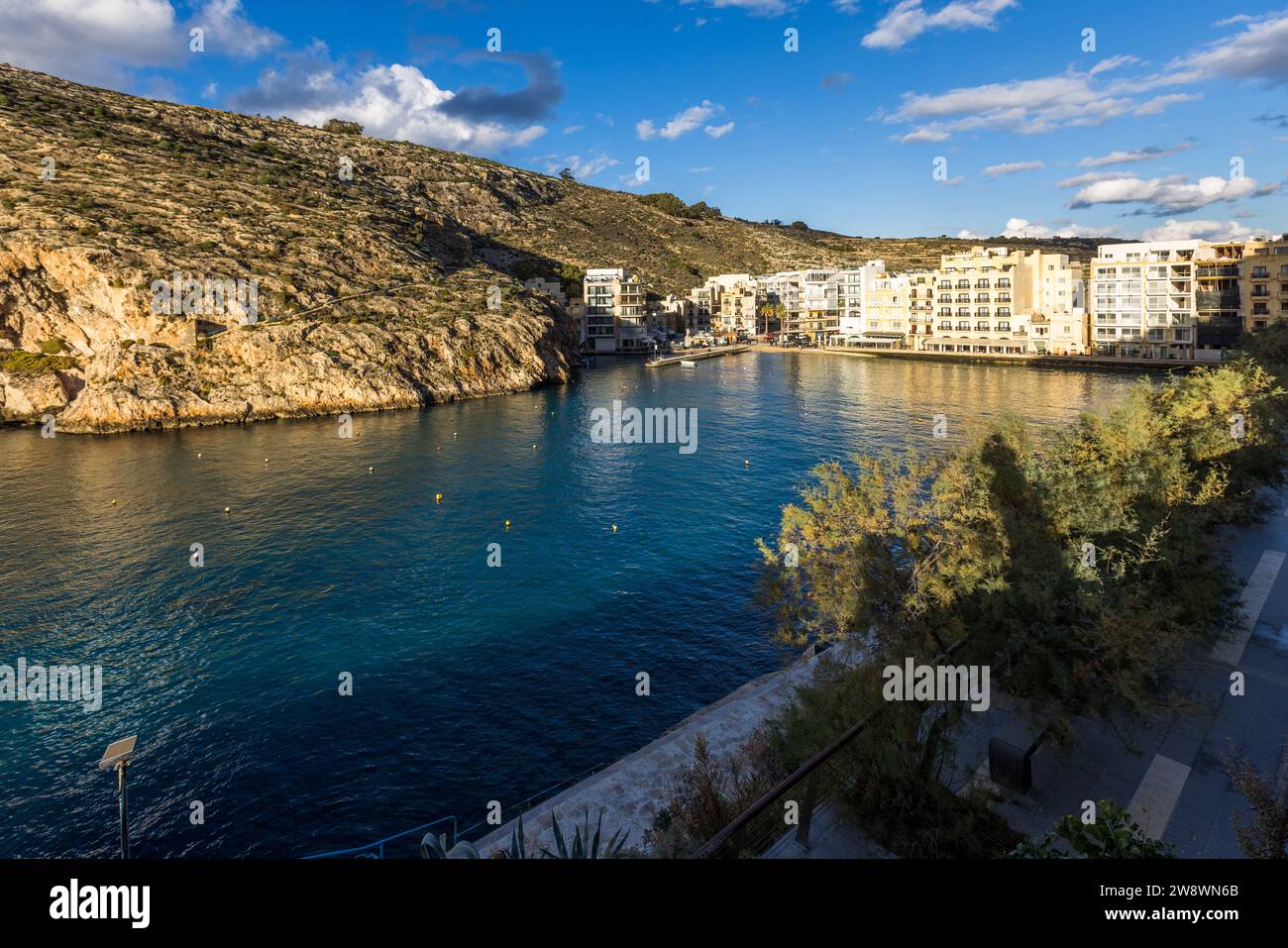 Der Hafen von Xlendi liegt in einer natürlichen Bucht. Xlendi, Gozo, Malta Stockfoto