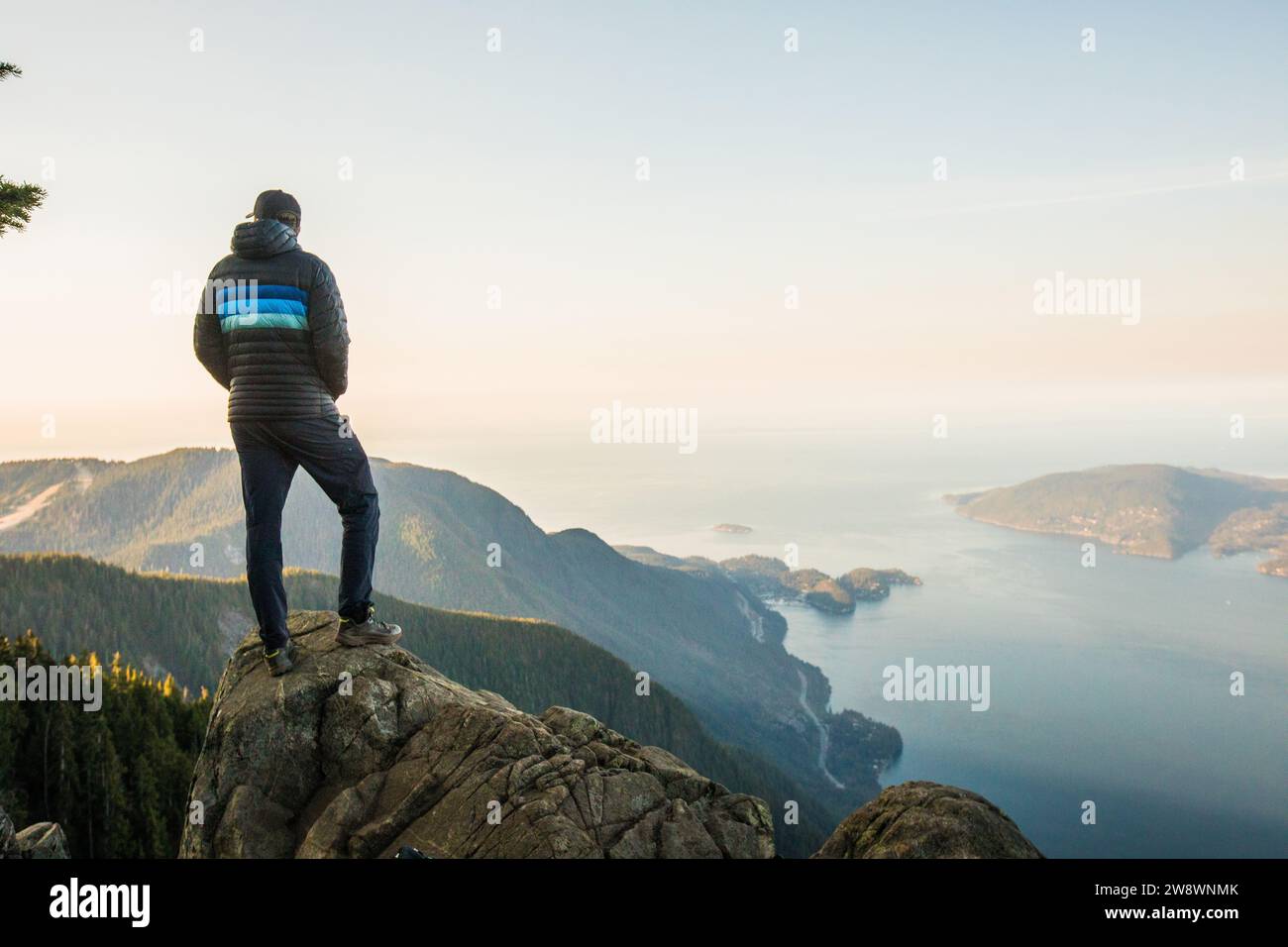 Rückansicht des Bergsteigers auf dem Gipfel in der Nähe von Vancouver, Kanada. Stockfoto