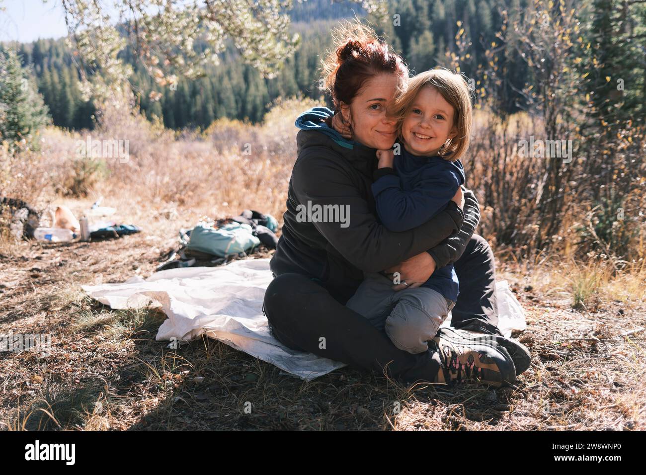 Mutter und Tochter lächeln, während sie die Natur genießen Stockfoto