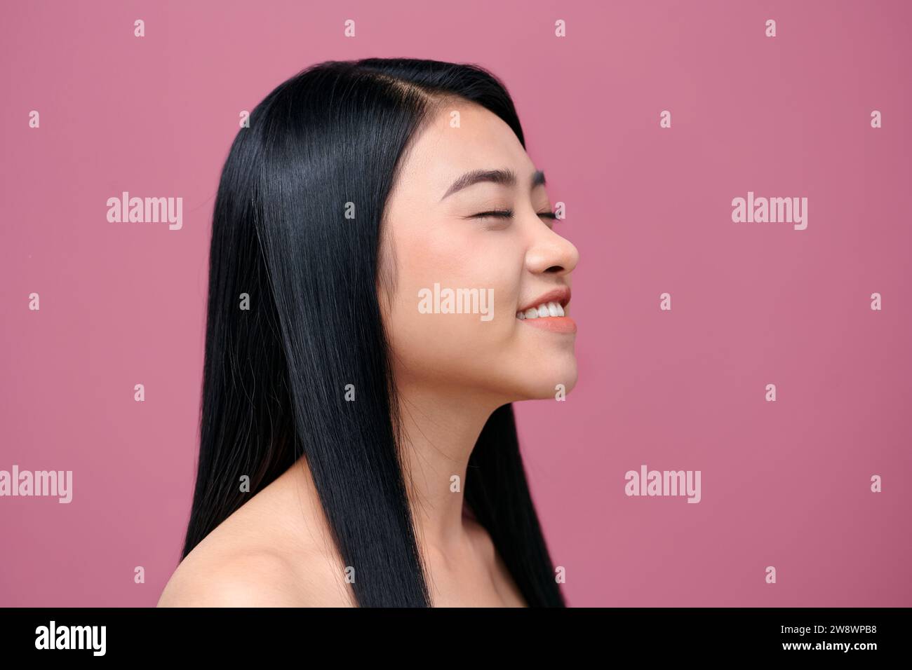 Hübsche junge Modell Frau mit langen, seidigen Haar und natürliches Make up, Hair Care Konzept Stockfoto