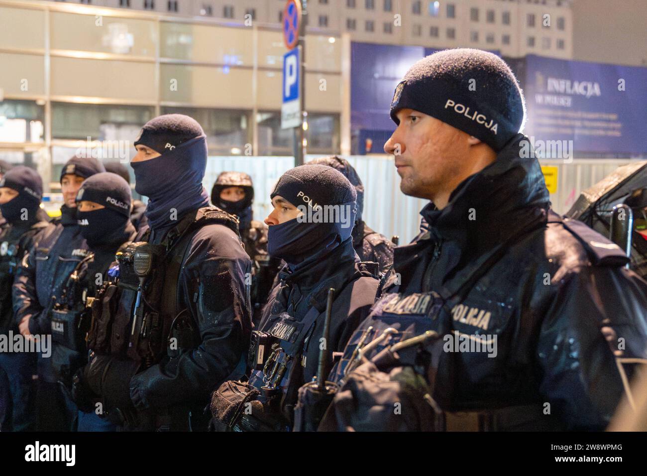 Polizeibeamte bleiben am 21. Dezember 2023 vor dem staatlichen Fernsehsender TVP-Studio in Polen Wache, da auf dem Schild an der Tür die Aufschrift „Eingang außer Betrieb“ in Warschau steht. Dutzende versammelten sich vor dem staatseigenen Fernsehstudio, um gegen die Initiative der neu gewählten pro-europäischen Koalition zu protestieren, Integrität und Objektivität in den öffentlichen Medien neu zu etablieren. Warschau Polen Demonstration zur Verteidigung der TVP. 2023/12/21 Copyright: XMarekxAntonixIwanczukx MAI08364-Enhanced-NR-2 Stockfoto