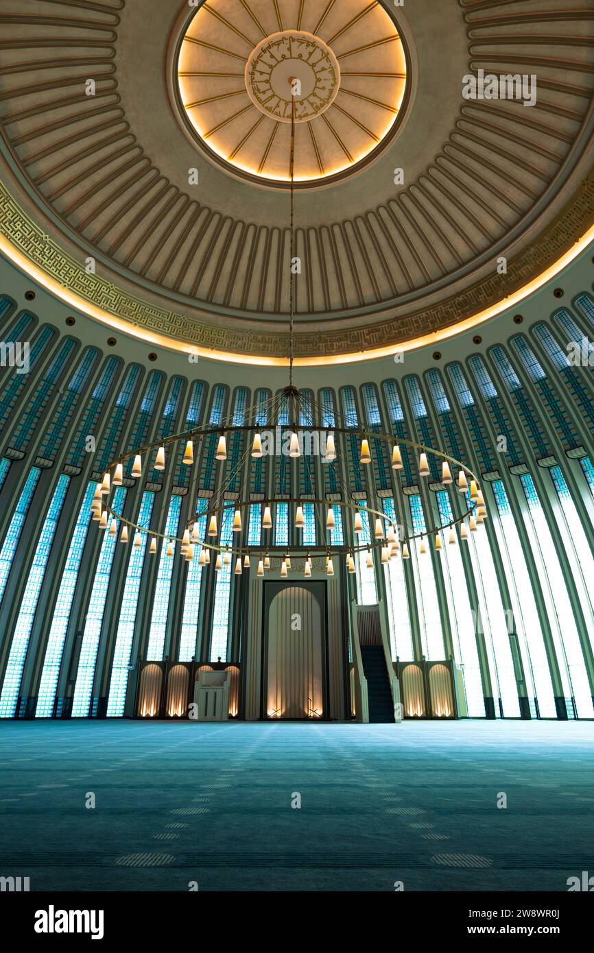 Hintergrundfoto der modernen islamischen Architektur. Ali Kuscu Moschee am Flughafen Istanbul. Istanbul Turkiye - 10.28.2023 Stockfoto