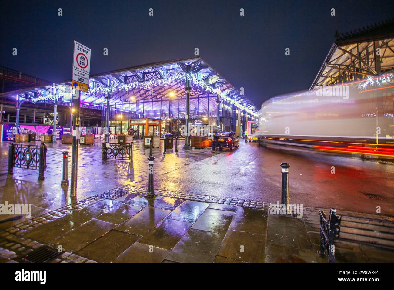 Preston, Lancashire. Wetter in Großbritannien. Dezember 2023. Die Lieferung am frühen Morgen im Nass beginnt in den Tag mit anhaltenden Duschen, da sich das Stadtzentrum als Einzelhandel auf einen der geschäftigsten Einkaufstage in der Weihnachtszeit vorbereitet. Credit MedialWorldImages/AlamyLiveNews Stockfoto