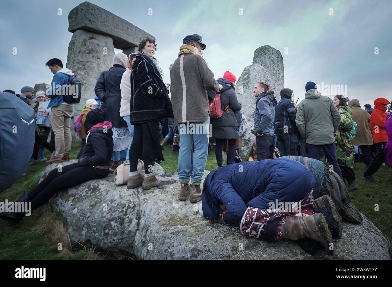 Wiltshire, Großbritannien. Dezember 2023. Wintersonnenfeier in Stonehenge. In Stonehenge auf der Salisbury Plain treffen sich Nachtschwärmer wie moderne Druiden und Heiden, um den ersten Wintertag zu feiern – den kürzesten Tag und die längste Nacht des Jahres. Guy Corbishley/Alamy Live News Stockfoto