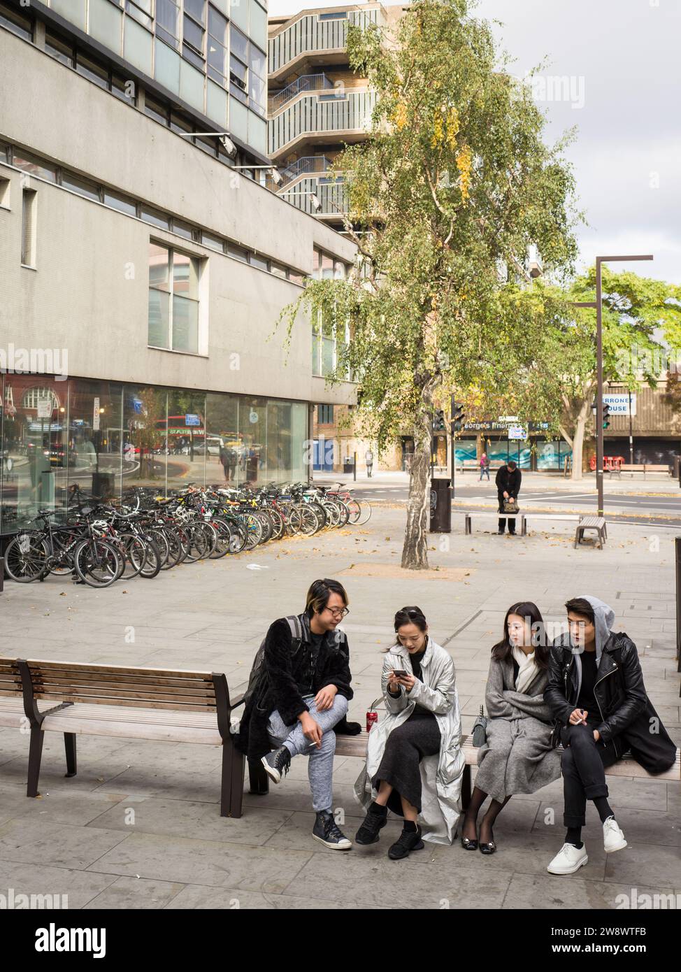 Internationale Studenten am London College of Communication machen eine Pause vor dem Haupteingang der Universität in Elephant und Castle London Stockfoto