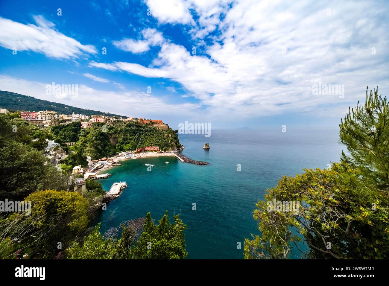 Die kleine Stadt Vico Equense an der Amalfiküste, Costa d’Amalfi, eines der wichtigsten touristischen Zentren Süditaliens. Stockfoto