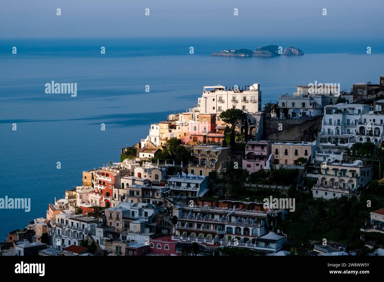 Blick auf die Stadt Positano an der Amalfiküste, auf einem Hügel mit Blick auf das Mittelmeer. Stockfoto