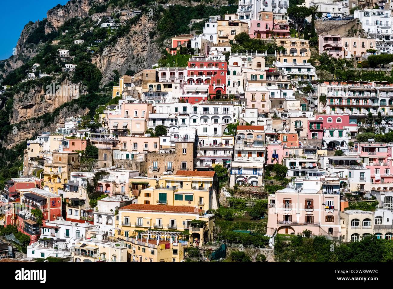 Häuser der Stadt Positano an der Amalfiküste auf einem Hügel mit Blick auf das Mittelmeer. Stockfoto