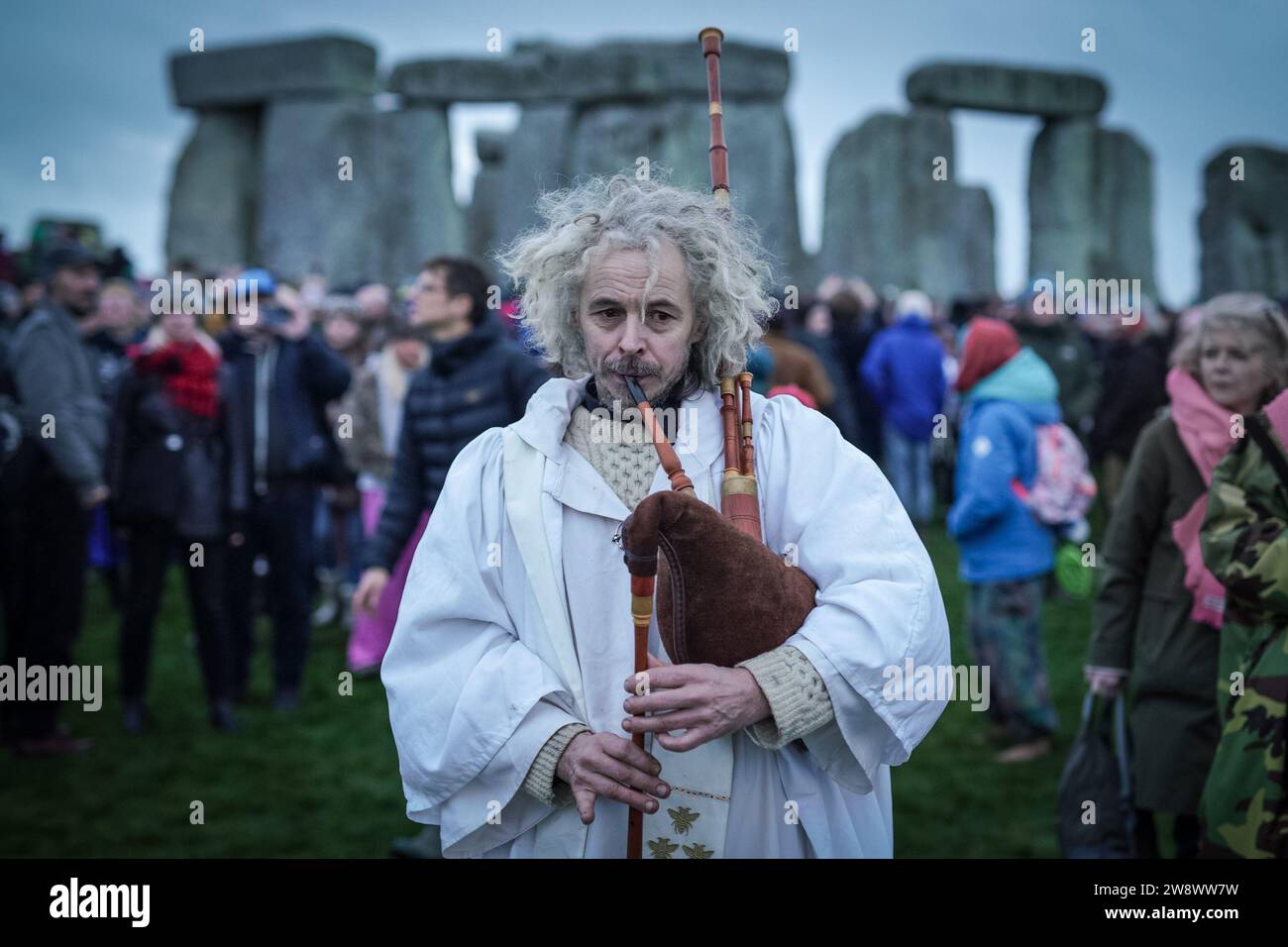 Wiltshire, Großbritannien. Dezember 2023. Wintersonnenfeier in Stonehenge. In Stonehenge auf der Salisbury Plain treffen sich Nachtschwärmer wie moderne Druiden und Heiden, um den ersten Wintertag zu feiern – den kürzesten Tag und die längste Nacht des Jahres. Guy Corbishley/Alamy Live News Stockfoto