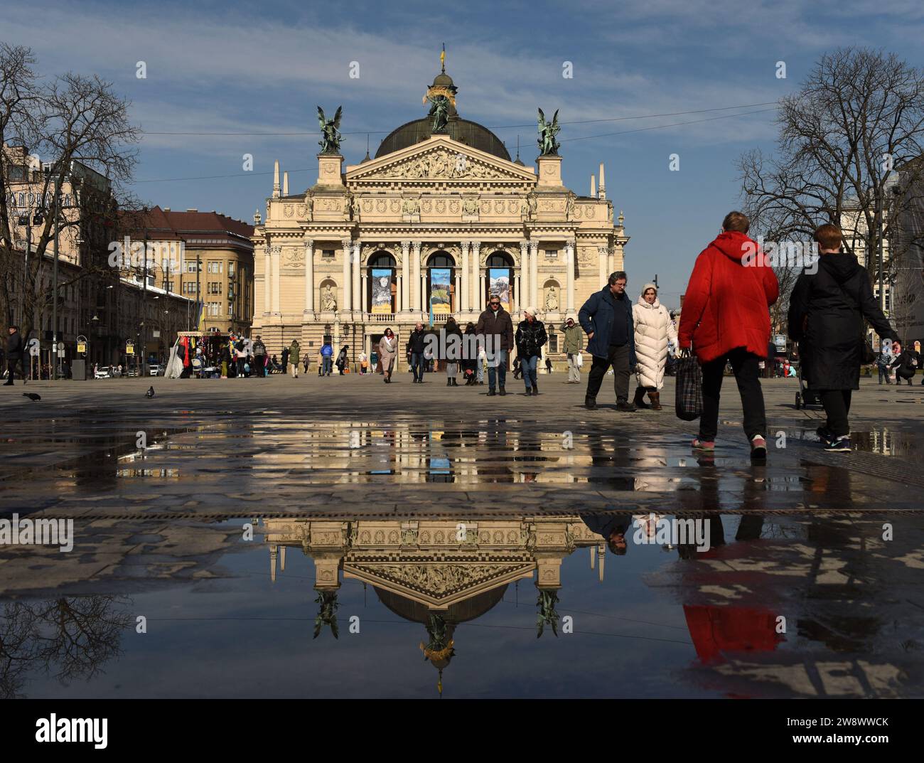 Lemberg, Ukraine - 20. März 2022: Menschen gehen in der Nähe des Lemberger Opern- und Balletttheaters. Stockfoto