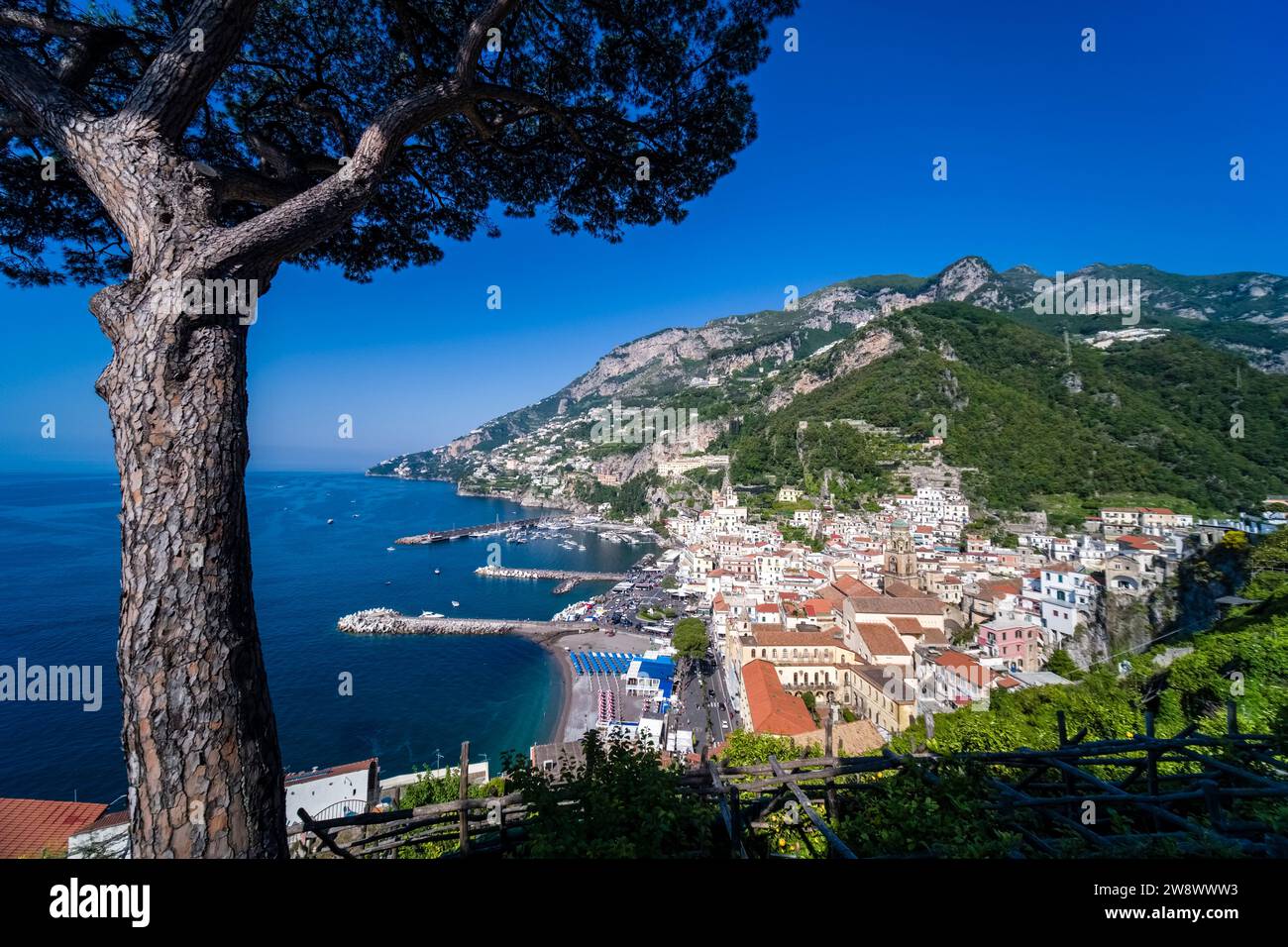 Aus der Vogelperspektive auf die Stadt Amalfi an der Amalfiküste, die an der Küste in einem Tal liegt, das zum Mittelmeer führt. Stockfoto