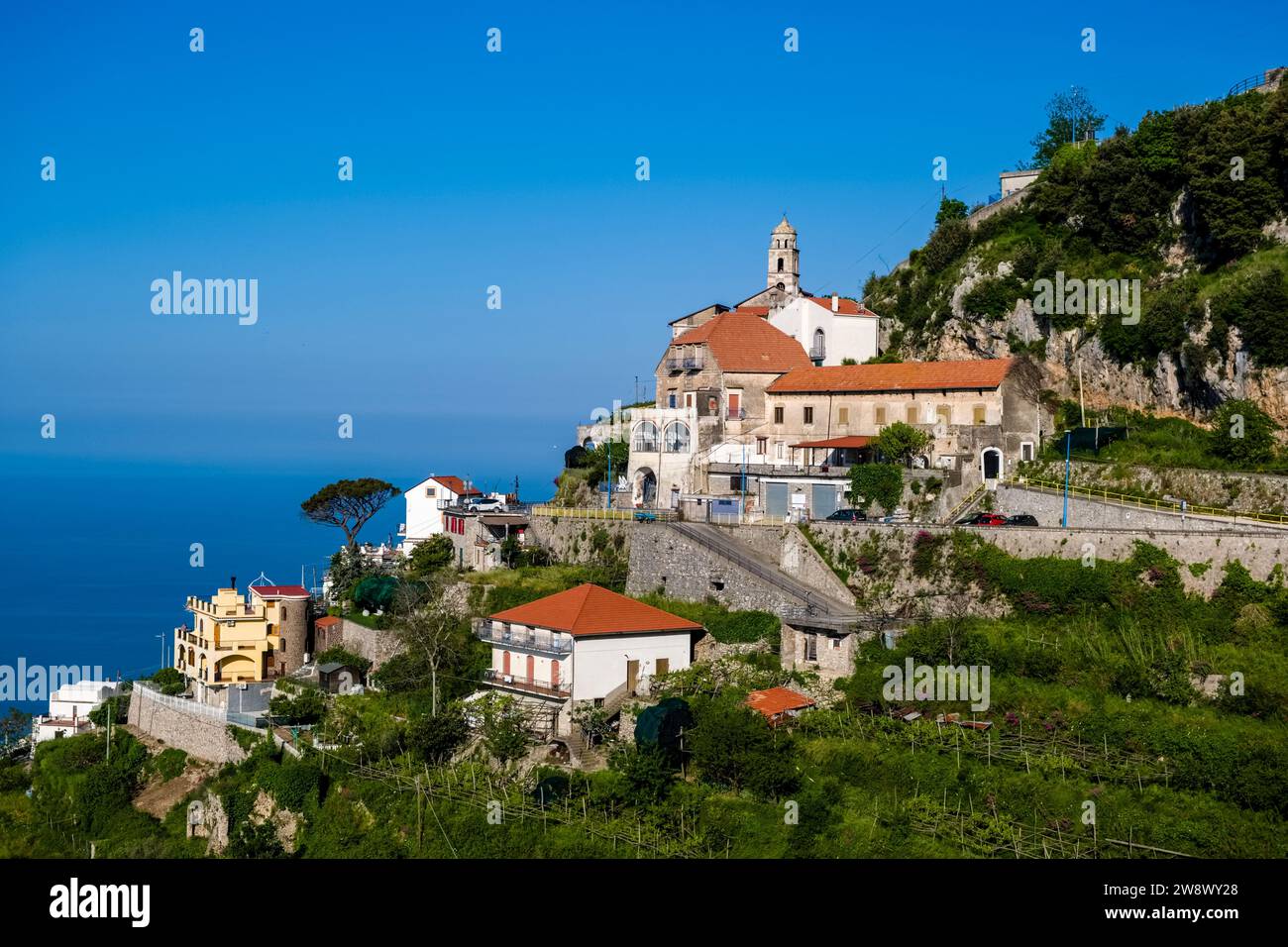 Häuser und Kirche des kleinen Dorfes San Giacomo in Furore, auf einem Hügel mit Blick auf das Mittelmeer. Stockfoto