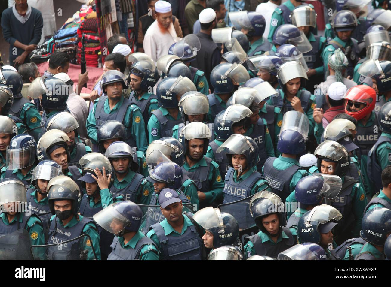 Dhaka Bangladesh22 Dezember 2023 wurde die Polizei für die Sicherheit des einfachen Volkes mobilisiert, während die anhaltenden politischen Unruhen im Land andauern. n Stockfoto