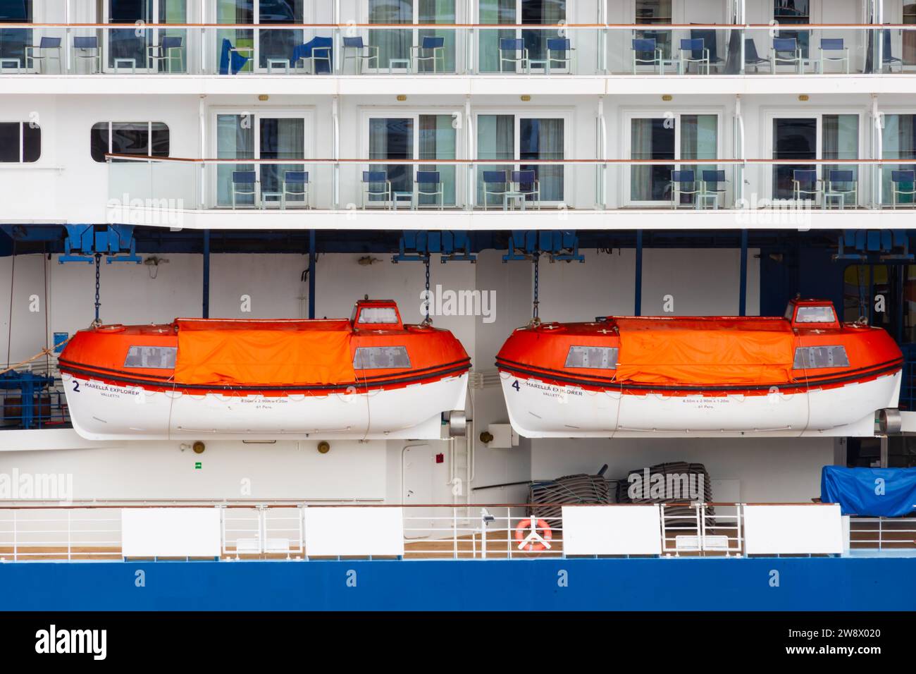 Zwei der Rettungsboote und Deck des Kreuzfahrtschiffs der Tui Century Class, Marella Explorer, Stockfoto