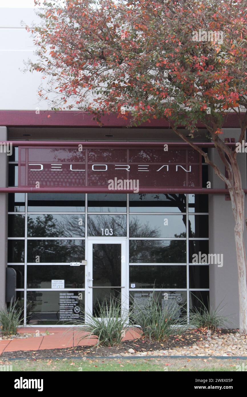 Außenansicht und Beschilderung für DeLorean Motors, neu gestaltet in San Antonio, Texas, USA, am 21. Dezember 2023. Anfang 2022 kündigte DeLorean Motors ihre Gründung in San Antonio an und sagte, dass sie 450 Jobs in Führungs-, Management- und Ingenieurskräften schaffen würden. Anfang 2023 genehmigte Port San Antonio die Entwicklung eines futuristisch aussehenden 12-stöckigen Bürogebäudes für die DeLorean Motor Company. Die Stadt San Antonio und das Bexar County haben DeLorean eine Million Dollar an Anreizen versprochen. Im letzten Monat 2023 bestätigt DeLorean, dass ihr CEO Joost de Vries zurückgetreten ist. (Foto von Carlos Kosien Stockfoto