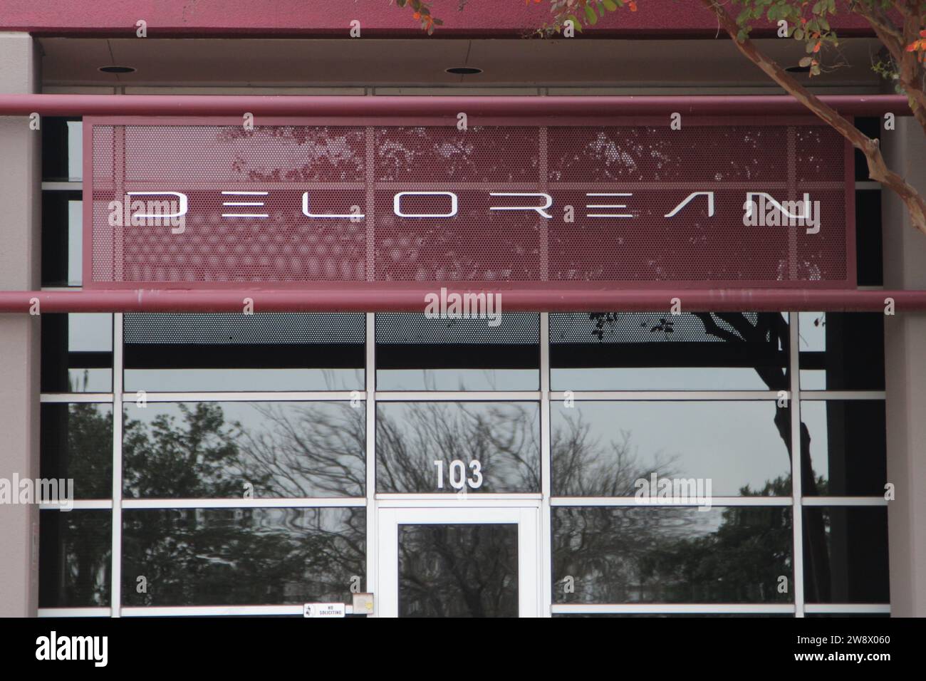 Außenansicht und Beschilderung für DeLorean Motors, neu gestaltet in San Antonio, Texas, USA, am 21. Dezember 2023. Anfang 2022 kündigte DeLorean Motors ihre Gründung in San Antonio an und sagte, dass sie 450 Jobs in Führungs-, Management- und Ingenieurskräften schaffen würden. Anfang 2023 genehmigte Port San Antonio die Entwicklung eines futuristisch aussehenden 12-stöckigen Bürogebäudes für die DeLorean Motor Company. Die Stadt San Antonio und das Bexar County haben DeLorean eine Million Dollar an Anreizen versprochen. Im letzten Monat 2023 bestätigt DeLorean, dass ihr CEO Joost de Vries zurückgetreten ist. (Foto von Carlos Kosien Stockfoto