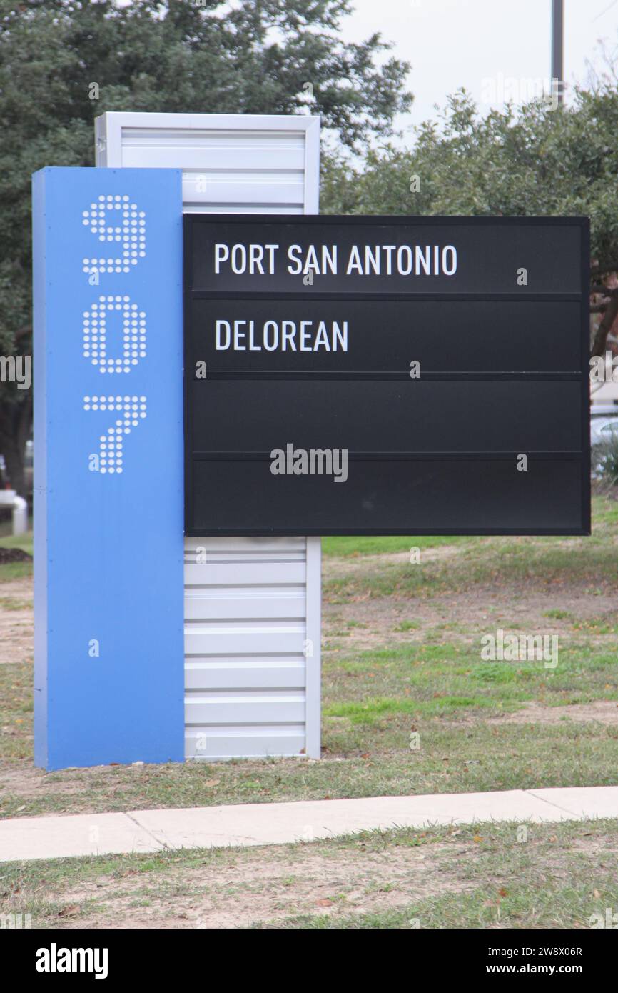 Straßenschild für DeLorean Motors wurde am 21. Dezember 2023 in San Antonio, Texas, USA, neu gestaltet. Anfang 2022 kündigte DeLorean Motors ihre Gründung in San Antonio an und sagte, dass sie 450 Jobs in Führungs-, Management- und Ingenieurskräften schaffen würden. Anfang 2023 genehmigte Port San Antonio die Entwicklung eines futuristisch aussehenden 12-stöckigen Bürogebäudes für die DeLorean Motor Company. Die Stadt San Antonio und das Bexar County haben DeLorean eine Million Dollar an Anreizen versprochen. Im letzten Monat 2023 bestätigt DeLorean, dass ihr CEO Joost de Vries zurückgetreten ist. (Foto: Carlos Kosienski/Si Stockfoto