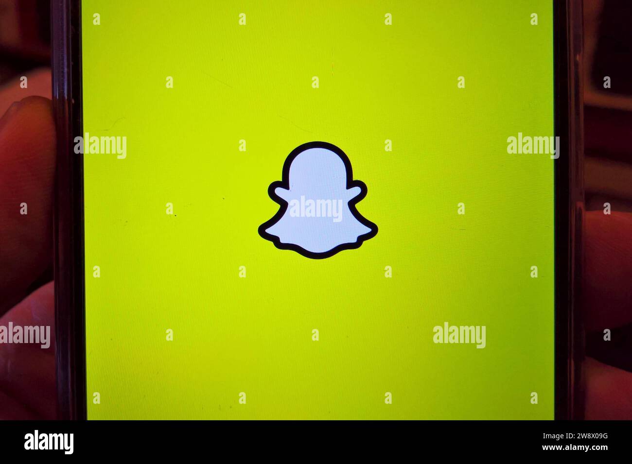 Snapchat App auf einem Smartphone-Display. Snapchat ist ein kostenloser Instant-Messaging-Dienst *** Snapchat App auf einem Smartphone-Display Snapchat ist ein kostenloser Instant-Messaging-Dienst Stockfoto