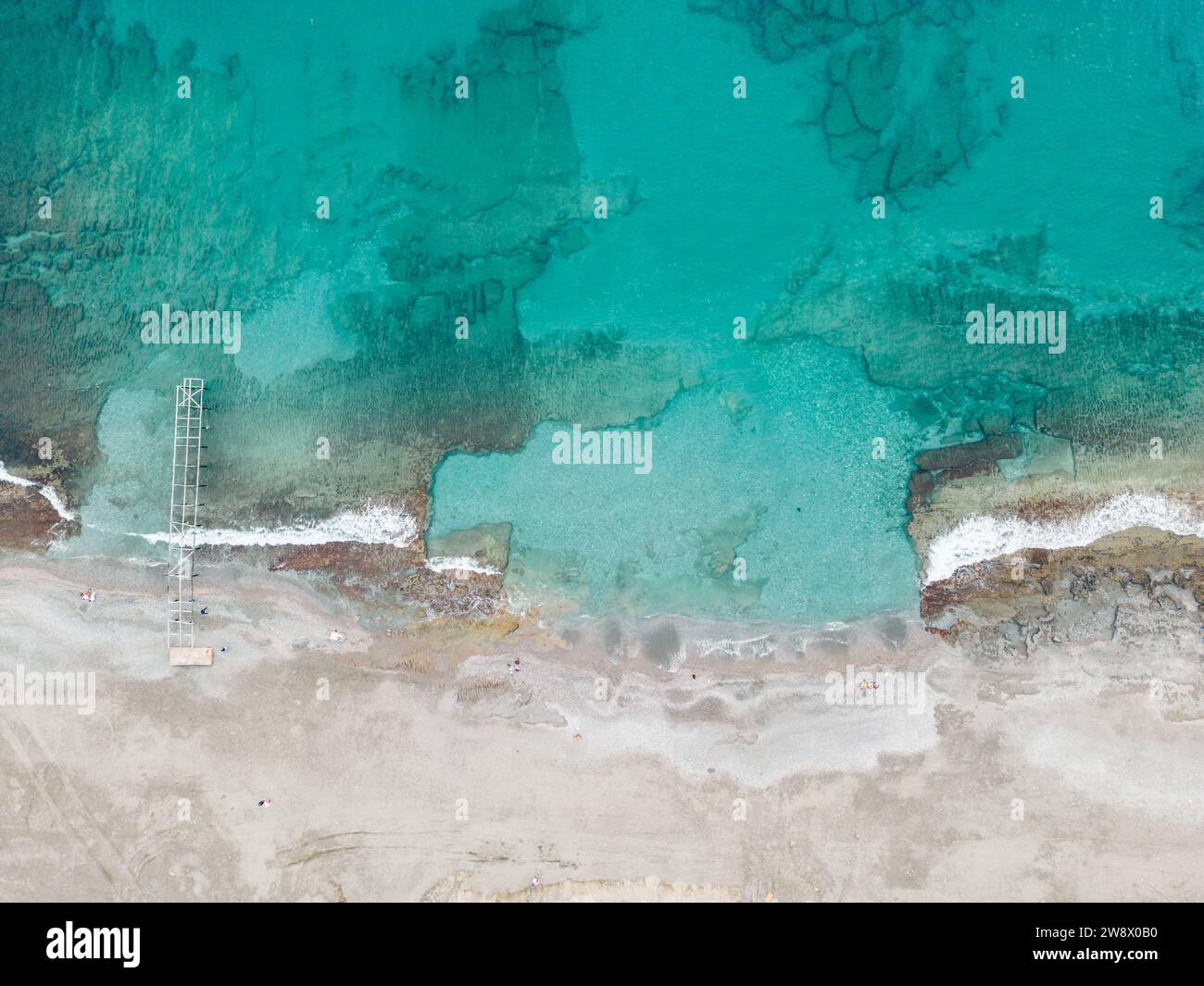 Luftaufnahme von einem Sandstrand und türkisfarbenem Meer Stockfoto