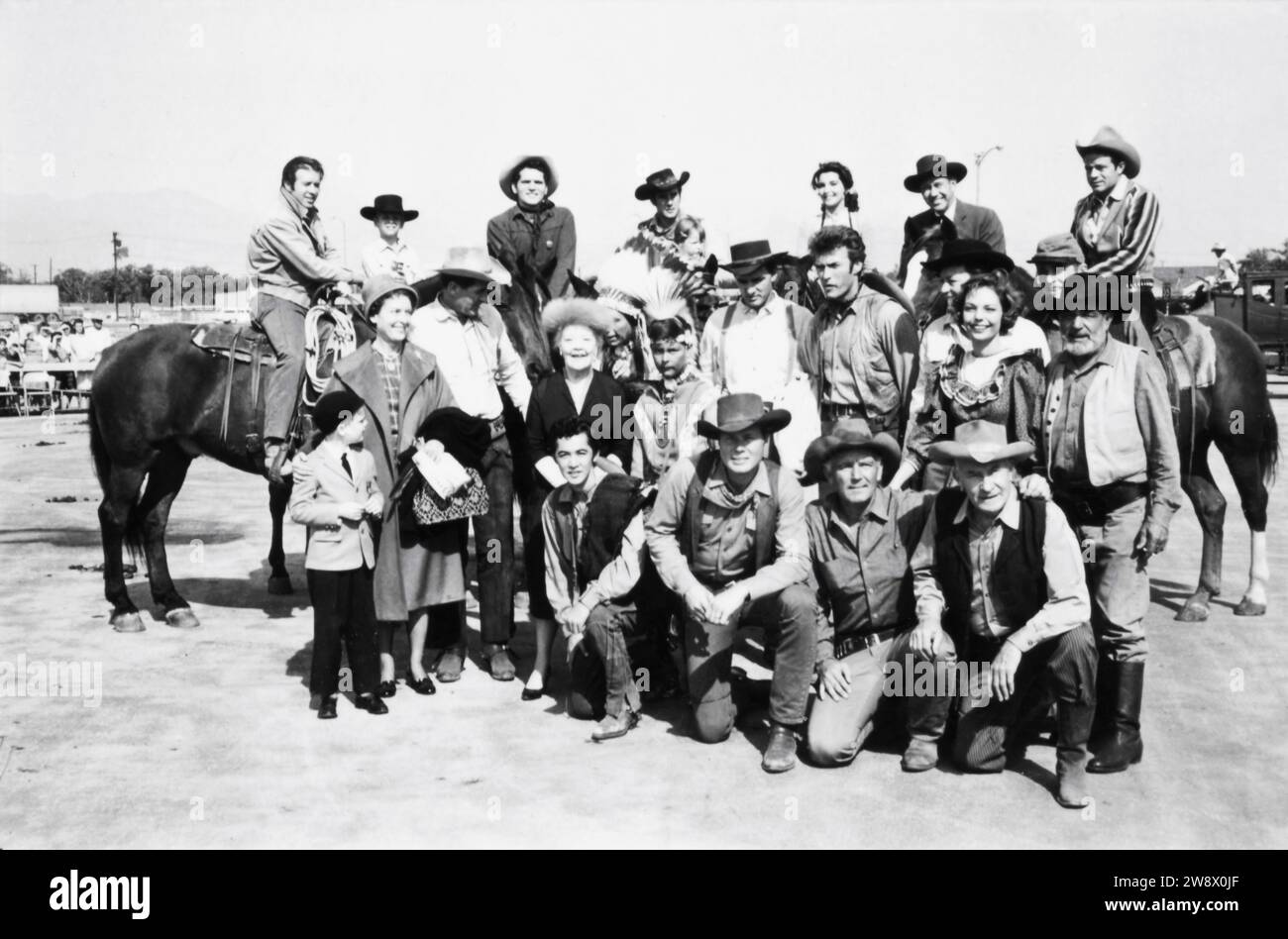CLINT EASTWOOD in Gruppenfoto um 1963 offen zu der Zeit, als er in der Fernsehserie RAWHIDE bei einer Cowboy/Western-Show für behinderte Kinder mit CLU GULAGER auf Pferd ganz links auftrat Stockfoto