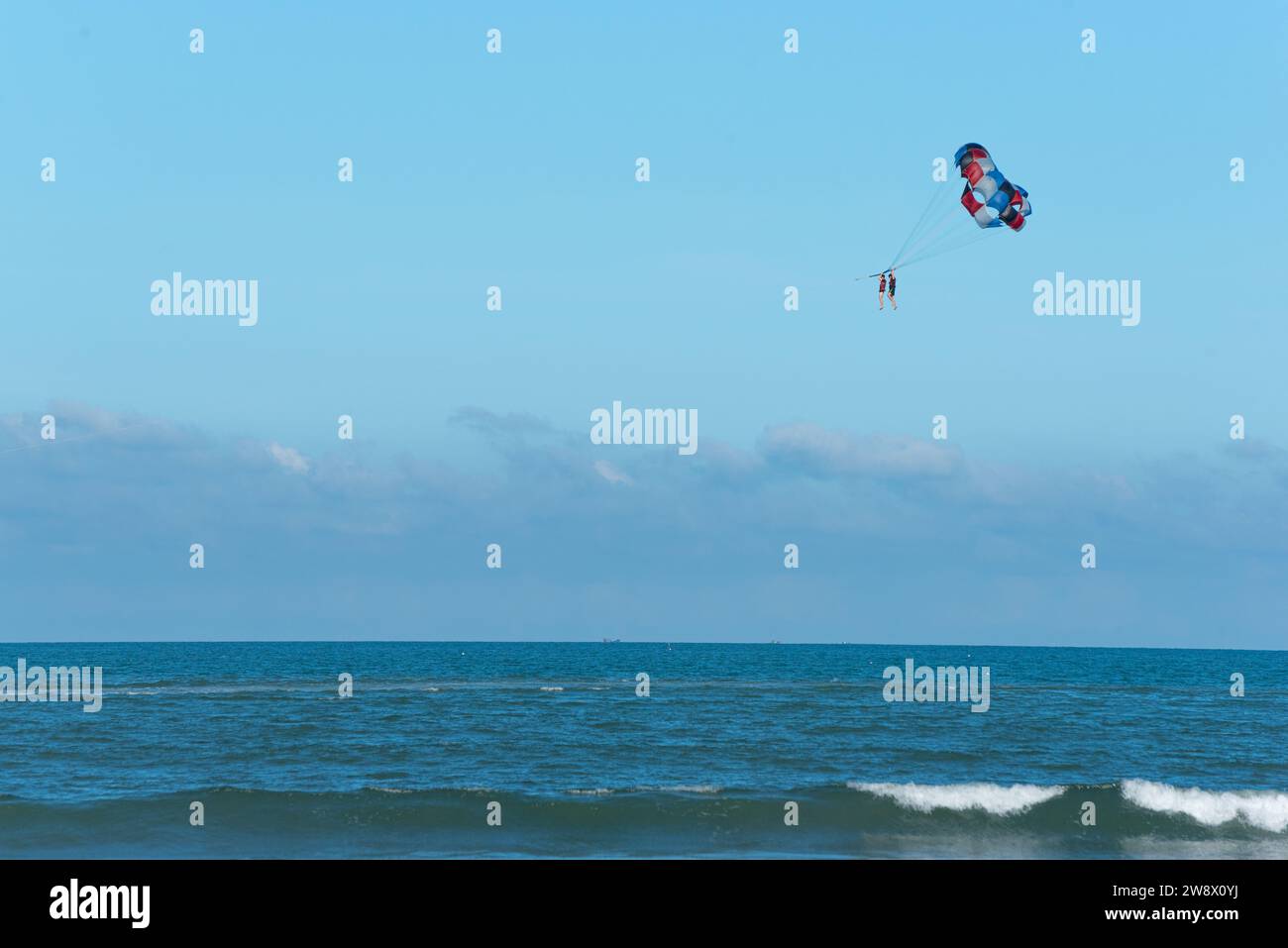 Da Nang, Vietnam - 5. Oktober 2023: Zwei Personen fliegen über das Meer. Stockfoto
