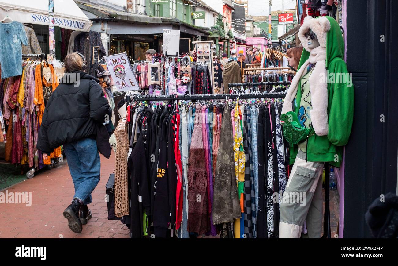 Brighton UK 22. Dezember 2023 - die Kensington Gardens in der North Laine Gegend von Brighton sind mit Weihnachtskäufern überfüllt, während sich das festliche Wochenende nähert: Credit Simon Dack / Alamy Live News Stockfoto