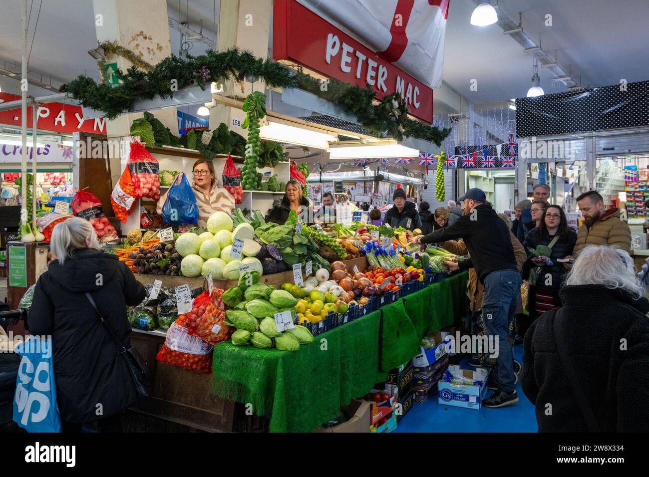 Coventry, Großbritannien. Dezember 2023. Das Stadtzentrum von Coventry war sehr beschäftigt mit Einkäufern, die heute ihre Last-Minute-Weihnachtswaren kauften. Coventry Market war besonders voll. Quelle: AG News/Alamy Live News Stockfoto