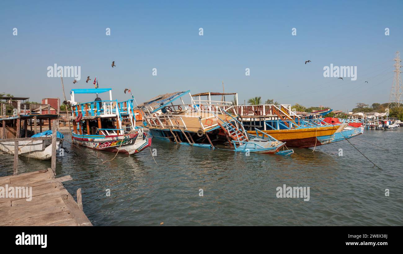 Afrikanische traditionelle ausgegrabene Flussboote und Bergung Stockfoto