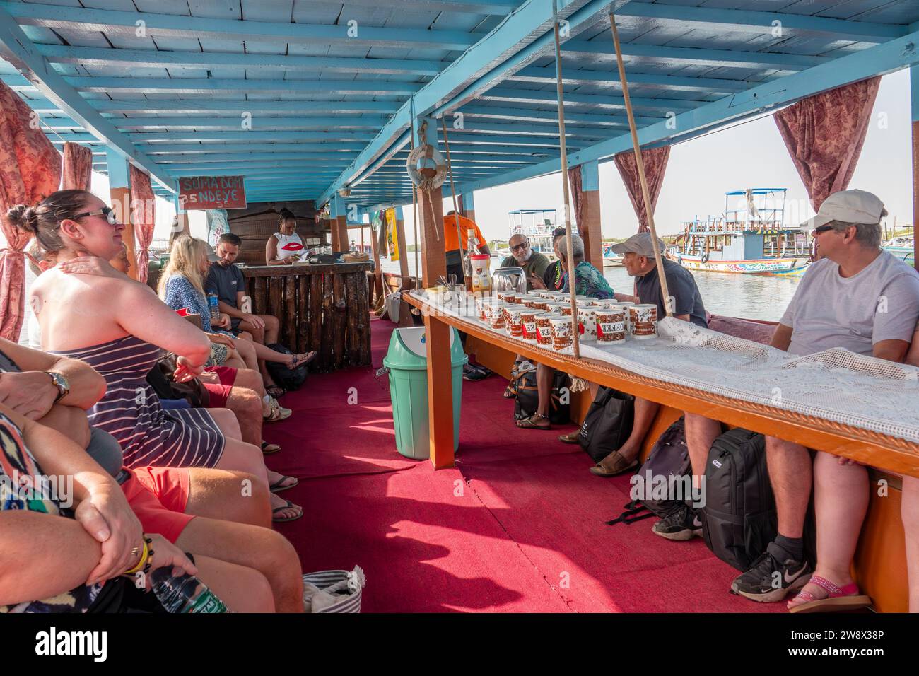 Touristen auf Flussfahrt Stockfoto