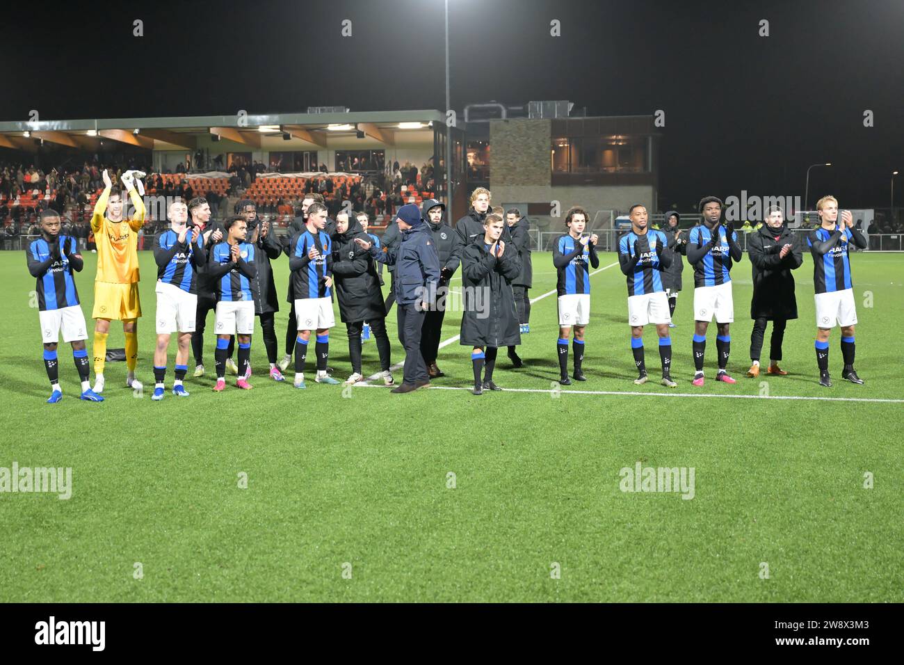 Katwijk, Niederlande. Dezember 2023. KATWIJK, NIEDERLANDE - 21. DEZEMBER: Spieler von Almere City FC zeigen ihre Anerkennung für die Fans am Ende des TOTO KNVB Cup 2. Runde Spiel zwischen VV Katwijk und Almere City FC im Sportpark de Krom am 21. Dezember 2023 in Katwijk, Niederlande (Foto: Kees Kuijt/Orange Pictures) Guthaben: Orange Pics BV/Alamy Live News Stockfoto