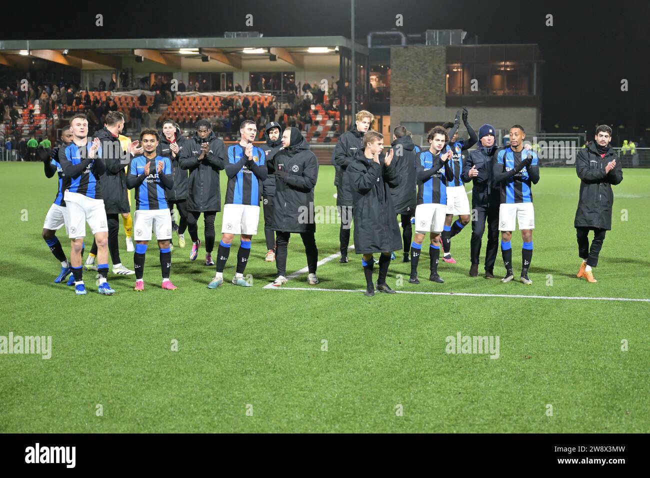 Katwijk, Niederlande. Dezember 2023. KATWIJK, NIEDERLANDE - 21. DEZEMBER: Spieler von Almere City FC zeigen ihre Anerkennung für die Fans am Ende des TOTO KNVB Cup 2. Runde Spiel zwischen VV Katwijk und Almere City FC im Sportpark de Krom am 21. Dezember 2023 in Katwijk, Niederlande (Foto: Kees Kuijt/Orange Pictures) Guthaben: Orange Pics BV/Alamy Live News Stockfoto