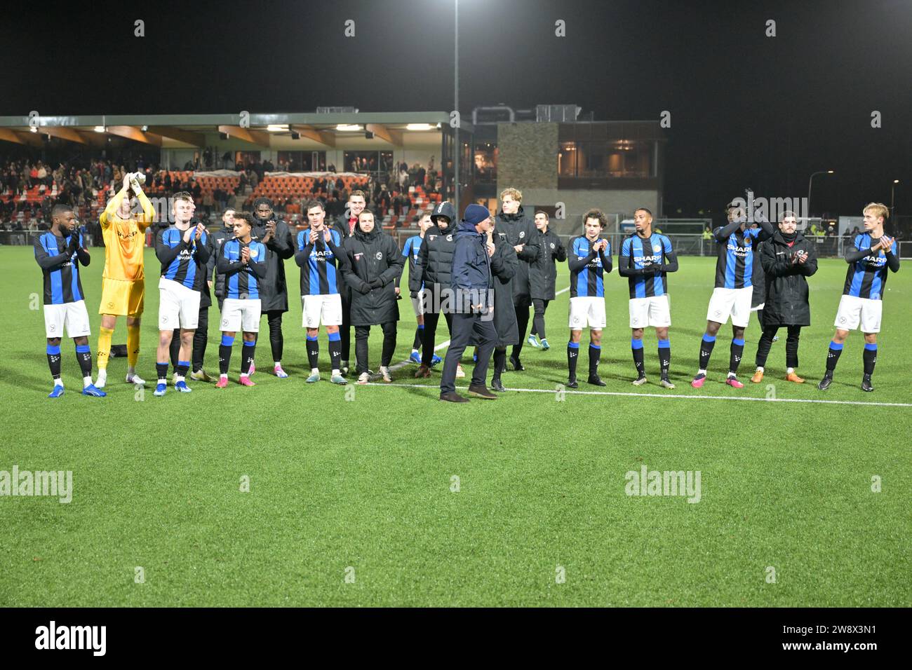 Katwijk, Niederlande. Dezember 2023. KATWIJK, NIEDERLANDE - 21. DEZEMBER: Spieler von Almere City FC zeigen ihre Anerkennung für die Fans am Ende des TOTO KNVB Cup 2. Runde Spiel zwischen VV Katwijk und Almere City FC im Sportpark de Krom am 21. Dezember 2023 in Katwijk, Niederlande (Foto: Kees Kuijt/Orange Pictures) Guthaben: Orange Pics BV/Alamy Live News Stockfoto