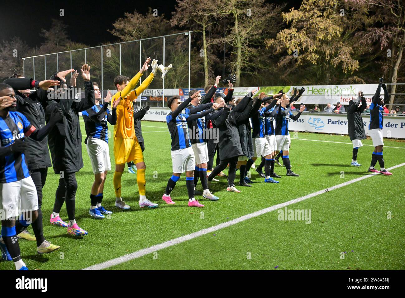 Katwijk, Niederlande. Dezember 2023. KATWIJK, NIEDERLANDE - 21. DEZEMBER: Spieler von Almere City FC zeigen ihre Anerkennung für die Fans am Ende des TOTO KNVB Cup 2. Runde Spiel zwischen VV Katwijk und Almere City FC im Sportpark de Krom am 21. Dezember 2023 in Katwijk, Niederlande (Foto: Kees Kuijt/Orange Pictures) Guthaben: Orange Pics BV/Alamy Live News Stockfoto