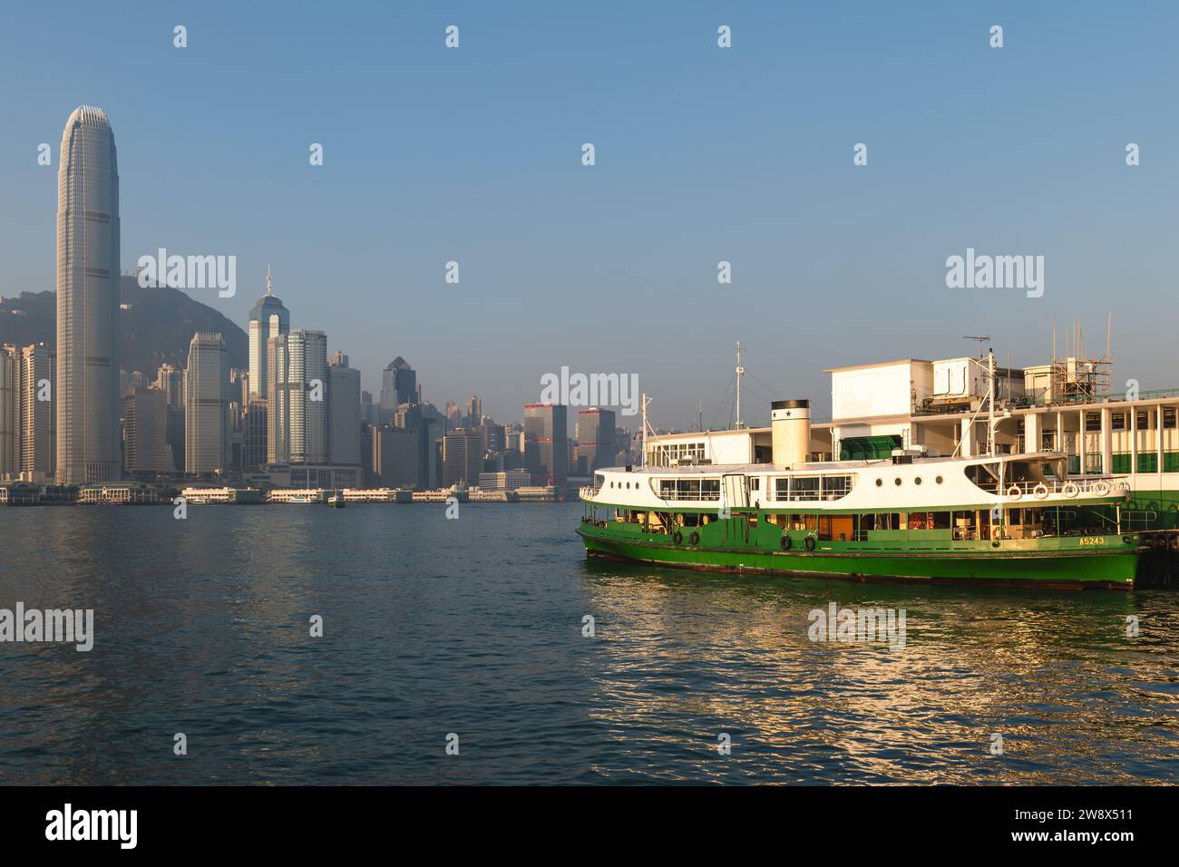 Star Ferry Peir und Victoria Harbor in Tsim Sha Tsui, Kowloon, Hongkong Stockfoto