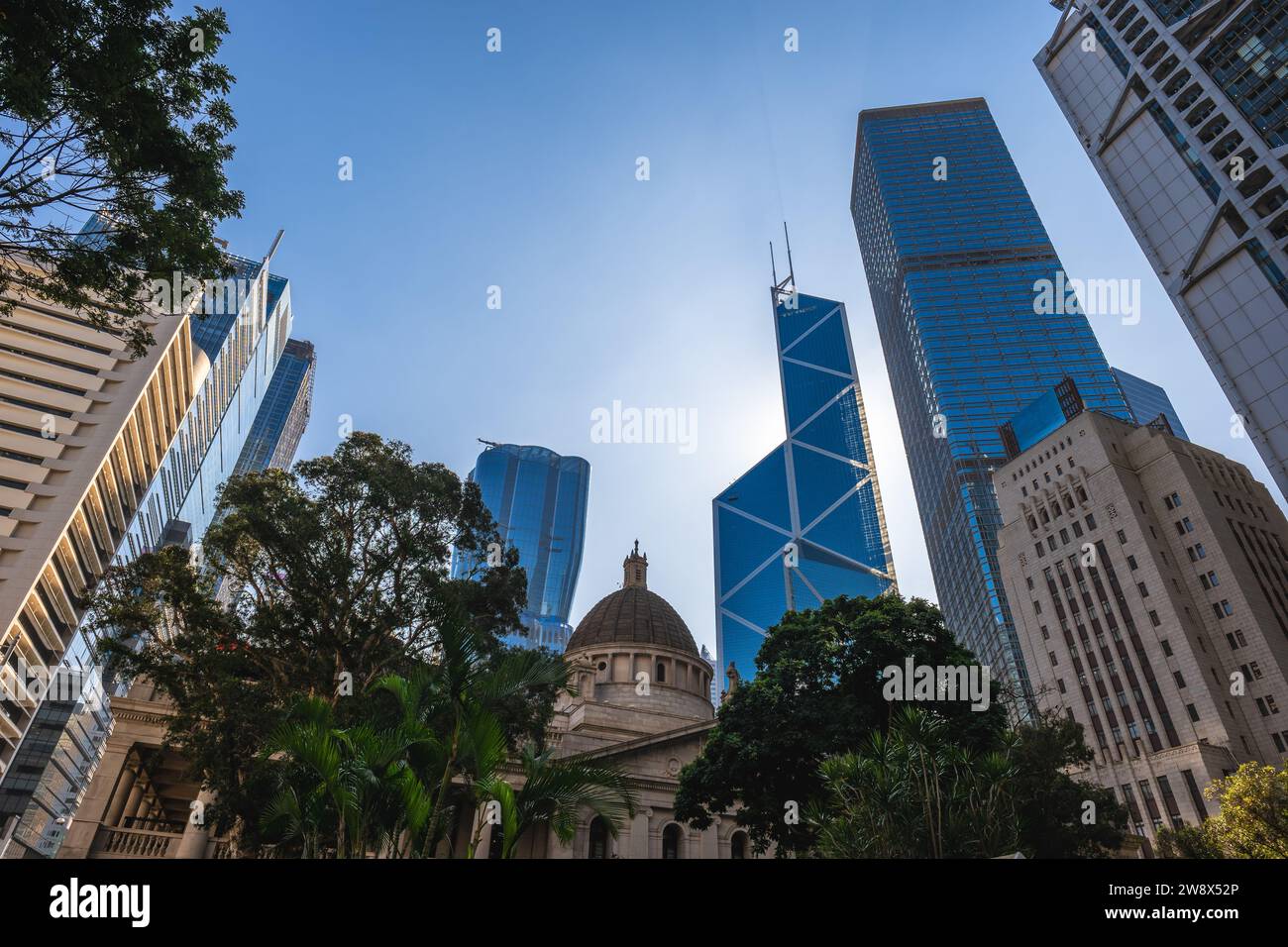 Landschaft des Statue Square, einer öffentlichen Fußgängerzone im Zentrum von Hongkong, China. Stockfoto