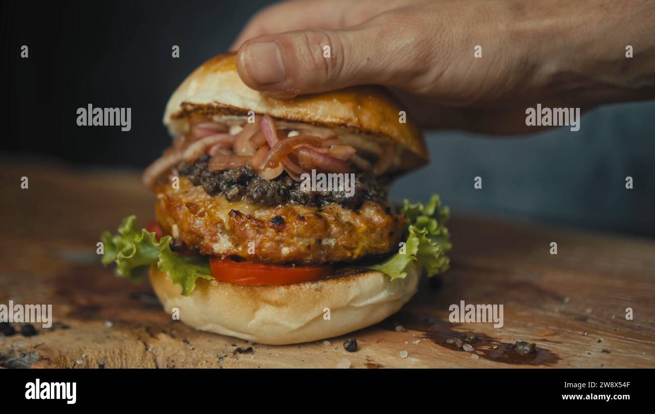 Gegrillter Burger, köstliche Mischung, süße und würzige Aromen, herzhafte Köstlichkeiten, Burger Perfektion, Geschmacksexplosion, kulinarisches Meisterwerk, Burger Stockfoto