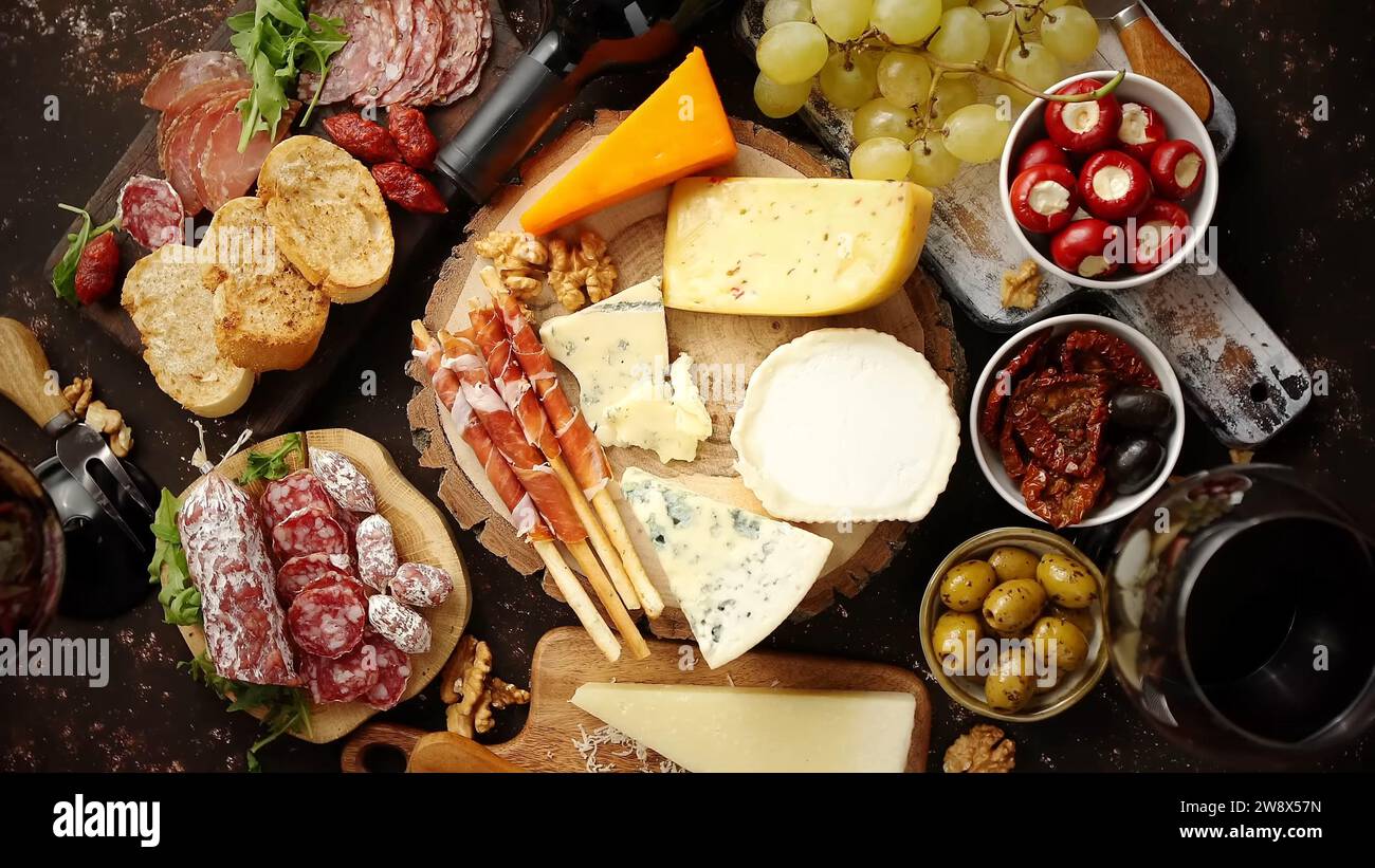 Eine köstliche italienische Essensplatte - italienische Käseplatte - Auswahl an italienischem Käse Stockfoto